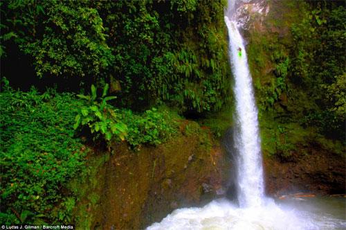 Безумец сплавился по водопаду с сорокаметровой высоты!