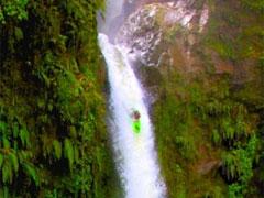 Безумец сплавился по водопаду с сорокаметровой высоты!