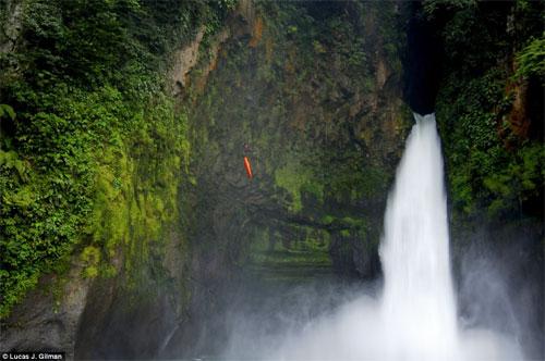 Безумец сплавился по водопаду с сорокаметровой высоты!