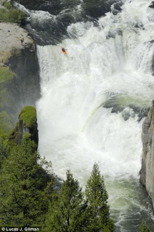 Безумец сплавился по водопаду с сорокаметровой высоты!