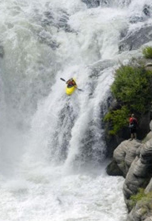 Безумец сплавился по водопаду с сорокаметровой высоты!
