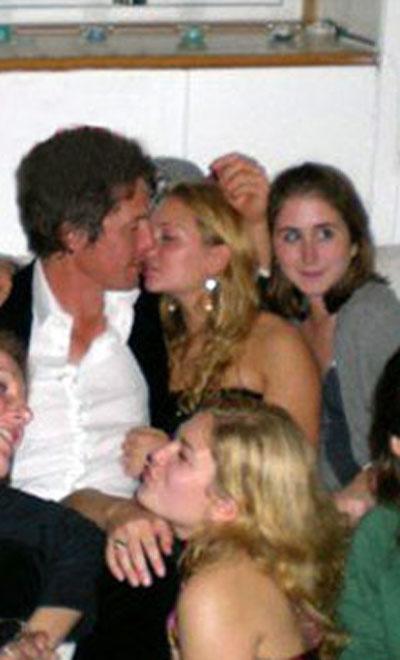 Хью Грант охмурил сразу дюжину студенток