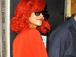 Рианна выкрасила волосы под цвет пиджака