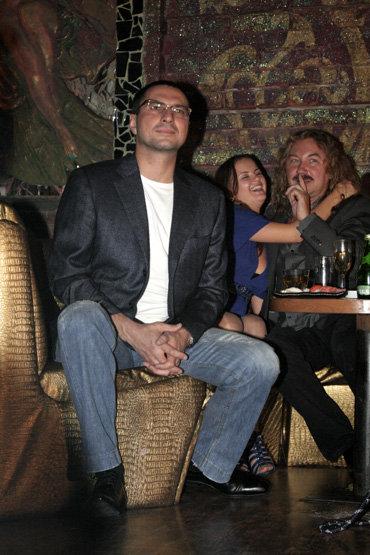 Волочкова  рекламировала книгу с грудью наперевес