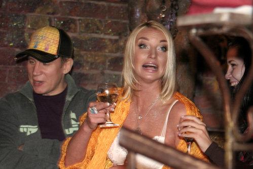 Волочкова  рекламировала книгу с грудью наперевес