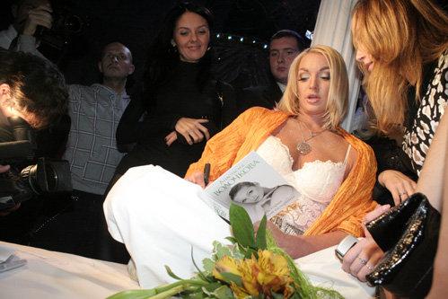 Волочкова  рекламировала книгу с грудью наперевес