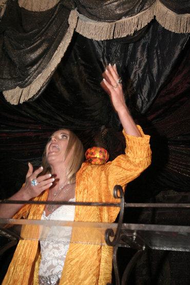 Волочкова  рекламировала книгу с грудью наперевес