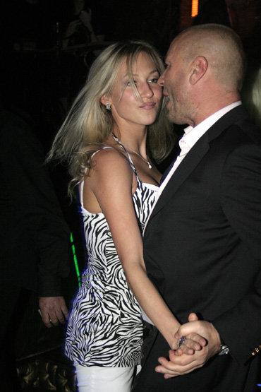 Волочкова  рекламировала книгу с грудью наперевес