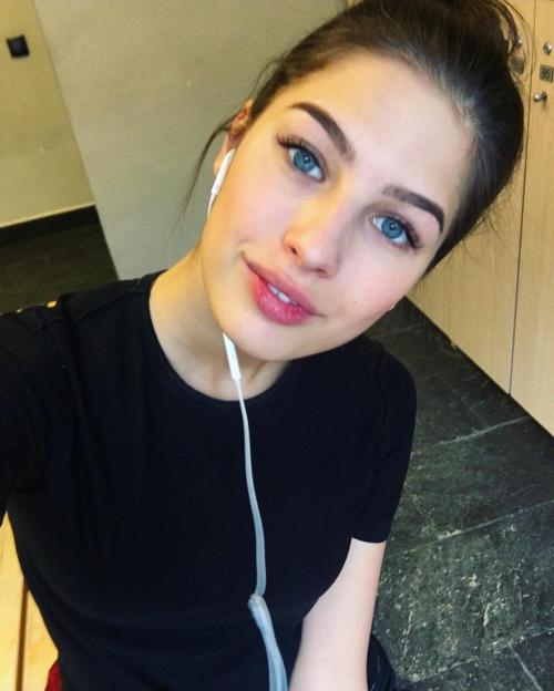 Королевы красоты на сцене и в повседневности