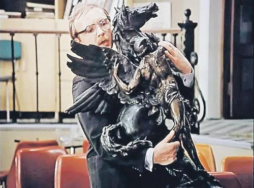 В «Служебном романе» (1977) несчастного Новосельцева заставили тащить лошадь из комиссионки.