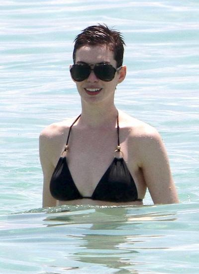 Звезды в черных бикини