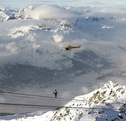 Прогулка над пропастью на высоте 3000 метров без страховки