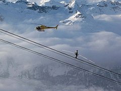 Прогулка над пропастью на высоте 3000 метров без страховки