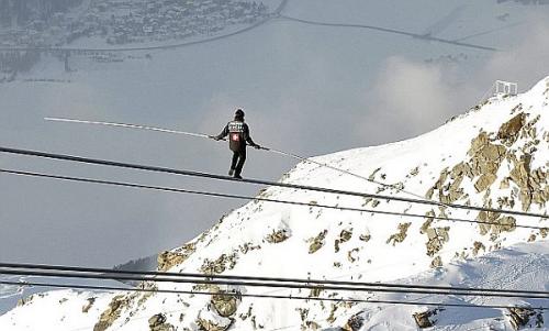 Прогулка над пропастью на высоте 3000 метров без страховки