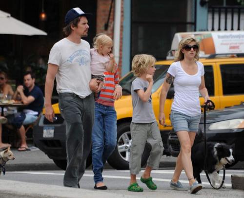 10 очень известных мужчин с неизвестными женами