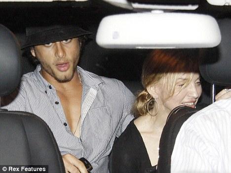 Мадонна публично предалась ласкам с молодым  любовником