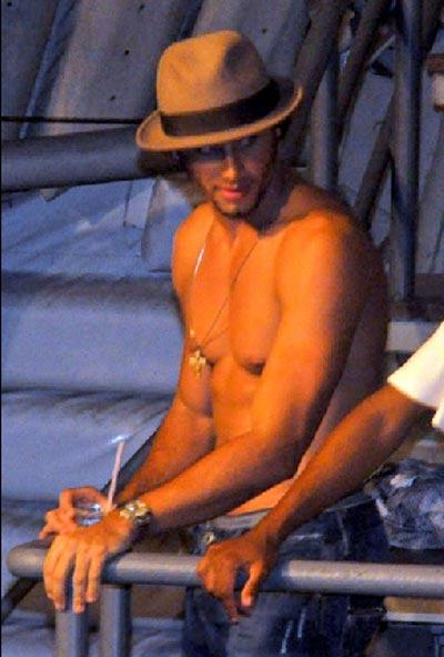 Мадонна публично предалась ласкам с молодым  любовником