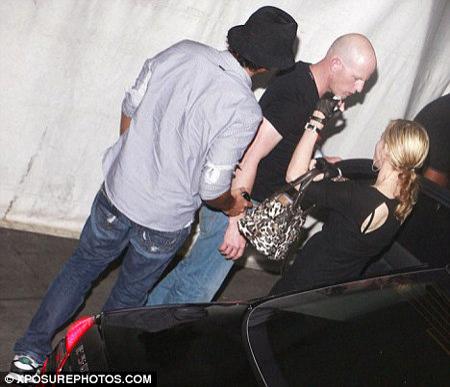 Мадонна публично предалась ласкам с молодым  любовником