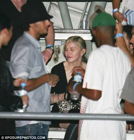 Мадонна публично предалась ласкам с молодым  любовником