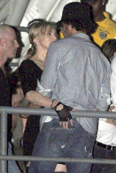 Мадонна публично предалась ласкам с молодым  любовником