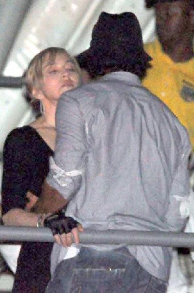 Мадонна публично предалась ласкам с молодым  любовником