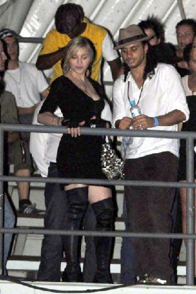 Мадонна публично предалась ласкам с молодым  любовником