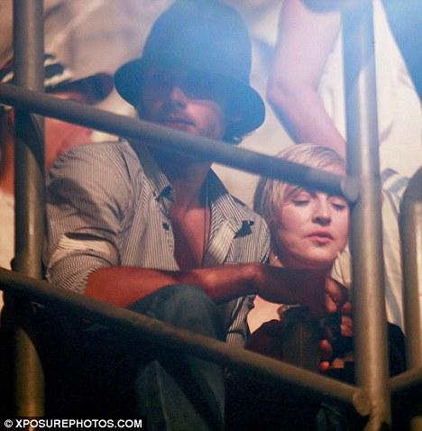 Мадонна публично предалась ласкам с молодым  любовником