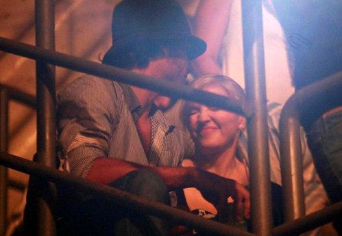 Мадонна публично предалась ласкам с молодым  любовником