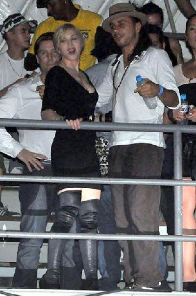 Мадонна публично предалась ласкам с молодым  любовником