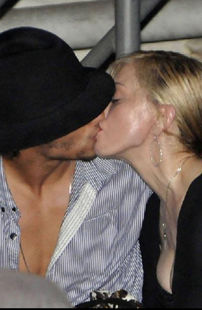Мадонна публично предалась ласкам с молодым  любовником