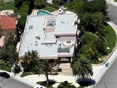 Томми Ли живет с бассейном