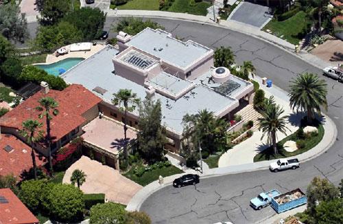 Томми Ли живет с бассейном