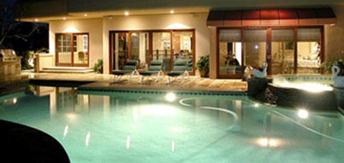 Томми Ли живет с бассейном