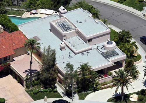 Томми Ли живет с бассейном