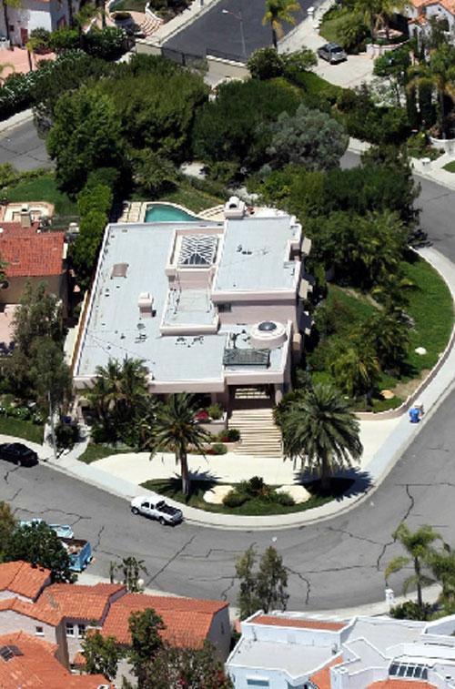 Томми Ли живет с бассейном