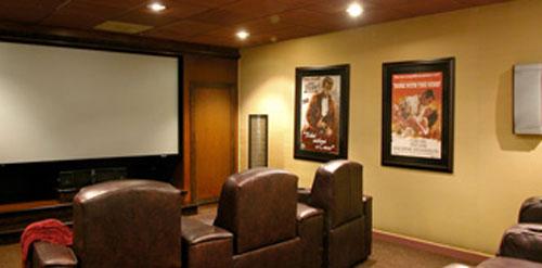 Томми Ли живет с бассейном