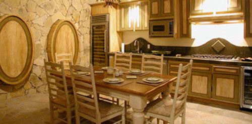 Томми Ли живет с бассейном