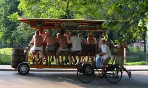 Педальный бар перевозит выпивох без отрыва от застолья