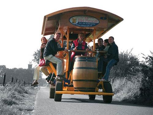 Педальный бар перевозит выпивох без отрыва от застолья