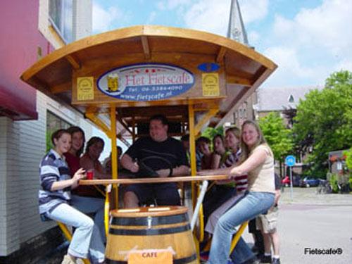 Педальный бар перевозит выпивох без отрыва от застолья