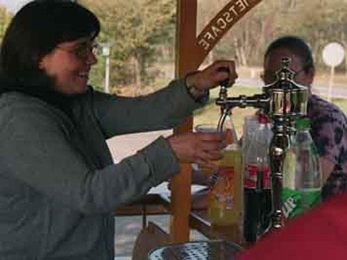 Педальный бар перевозит выпивох без отрыва от застолья