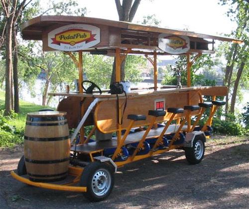 Педальный бар перевозит выпивох без отрыва от застолья