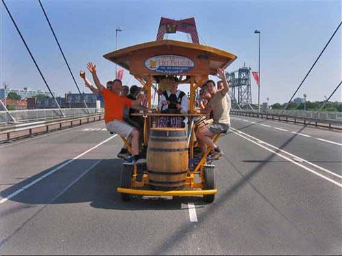 Педальный бар перевозит выпивох без отрыва от застолья