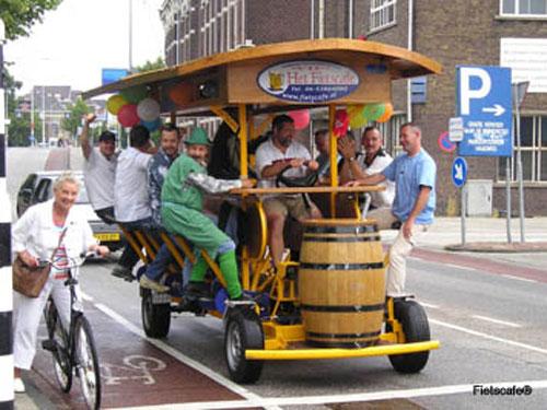 Педальный бар перевозит выпивох без отрыва от застолья