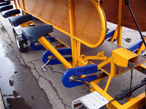 Педальный бар перевозит выпивох без отрыва от застолья