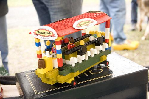 Педальный бар перевозит выпивох без отрыва от застолья