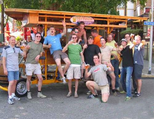 Педальный бар перевозит выпивох без отрыва от застолья