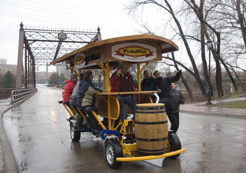 Педальный бар перевозит выпивох без отрыва от застолья