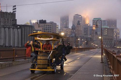 Педальный бар перевозит выпивох без отрыва от застолья