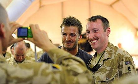 Дэвид Бэкхем поигрался с оружием в Афганистане